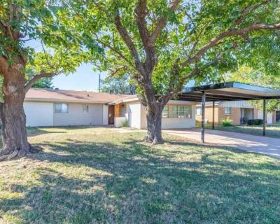 3 Bedroom 2BA 1497 ft Pet-Friendly Apartment For Rent in Abilene, TX