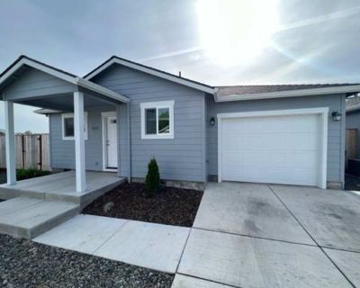 3 Bedroom 2BA 1250 ft Pet-Friendly Apartment For Rent in Medford, OR