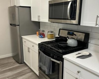 96 Glenbrook Road, 2212. Oversized and updated 1 br in luxury midrise in the heart of downtown! Gourmet eat in kitchen w/ high end cabinetry, stone countertops, and stainless steel appliances- gas stove, dishwasher, microwave, breakfast bar that opens into sunfilled living area w/ gas fireplace and access to private balcony, large bedroom, extra large closets, modern bathroom w/ bath tub, fresh...