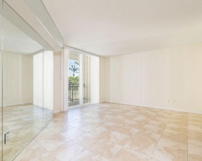 S Sapodilla Avenue. LOCATION! LOCATION! LOCATION! Rare Opportunity! Exceptional 1Bed/1.5 Bath. 929sqft. Tile Floors throughout living area. New carpet in XLarge Bedrm. Enormous walk-in Custom Closet. Open Kitchen wTop of the line Stainless Appliances. Luxurious Bathroom w/Oversized Tub, Double Sinks, Sep Shower. W/ D in unit. Private Balcony. Enjoy City and Courtyard Views. Metropolitan is the ...