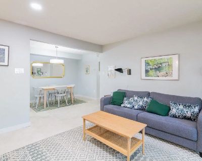 Furnished Room for Rent in 1 Bedroom 1.0 BA 743 ft Apartment in Charlottesville, Virginia