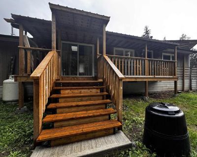 Bright Clean 3 Bedroom, with Den/Office ~ Month to Month ~ Long Term