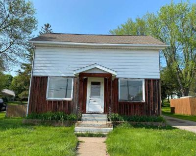 3 Bedroom 1BA 1400 ft Pet-Friendly Apartment For Rent in Wausau, WI