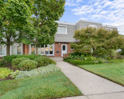 3 Bedroom 2BA 2262 ft Townhouse For Sale in Highland Park, IL