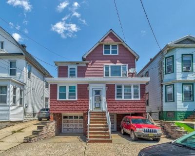 33 E 42nd St. Available Jan 1 1 Bedroom Close to Light Rail Station and Broadway Amenities Heat and Hot Water Included Second Floor Convenient Location Safe Secure Quiet Neighborhood. 1 Bedroom. 1 Bathroom