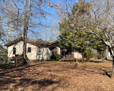 3 Bedroom 1BA 1652 ft Apartment For Rent in Lula, GA