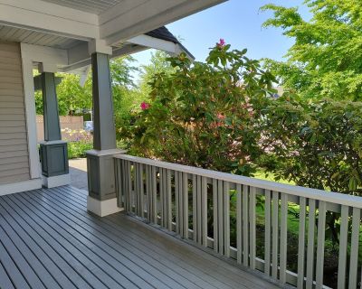 We are a Chinese family and are delighted to welcome you to beautiful Vancouver. We live in a spacious villa with your own private bedroom and bathroom. The living and dining room are spacious enough for your daily activities. Our home is conveniently located, just an 8-minute drive from downtown Richmond on Route 3, a 15-minute drive from Vancouver International Airport, and a 5-minute walk fr...