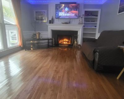 I drive a truck single looking for female roommate. I have nice big house...love to cook and entertain. 1 Bedroom. 1 Bathroom