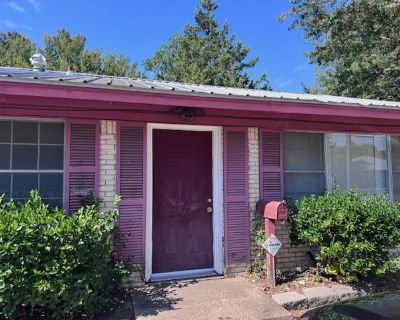 2 Bedroom 1BA Home For Rent in Paris, Texas