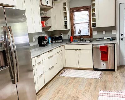 Total rooms: 3. Deposit: $650.00 * Utilities included?: Some * Fees apply?: No. Females preferred. Smoking is allowed. Not for couples. Furnishings: Unfurnished * Parking: Yes * Yard/patio: Yes * Disabled access: * Living room: shared * Broadband included: Yes. Availability Available 01 Nov 2025 Minimum term None Maximum term None Short rentals considered. Hi!! Room for Rent in Leavenworth, KS ...