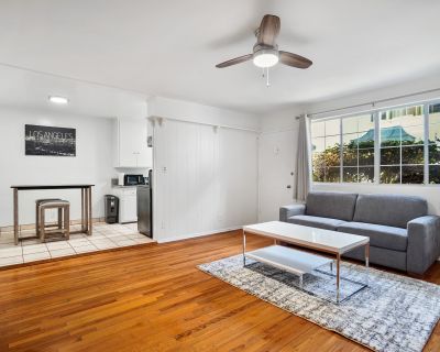 1 Bedroom 1BA 650 ft Furnished Pet-Friendly Apartment For Rent in Los Angeles, CA