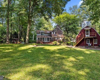 Furnished Room for Rent - Master bedroom 3 acre getaway 5 mins from Newtown