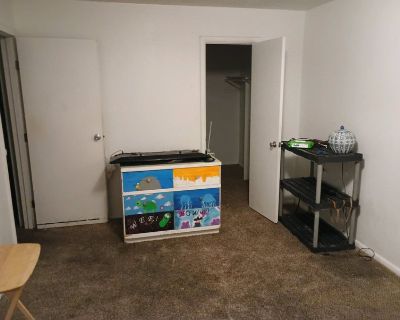 Total rooms: 2. Deposit: $425.00 * Utilities included?: No. No preference. Non-smoking. Not for couples. Age preference: 20 - 99. Furnishings: Unfurnished * Parking: Yes * Disabled access: * Living room: shared * Broadband included: Yes. Availability Available Now Minimum term 5 months Maximum term 36 months. Just looking for a roomate with bills. The room has an odor that I have tried to get o...