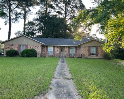 Substantial 4 bedroom 2 full bathroom 2,532 sq ft house w/ 2 vehicle garage for rent in Haughton.