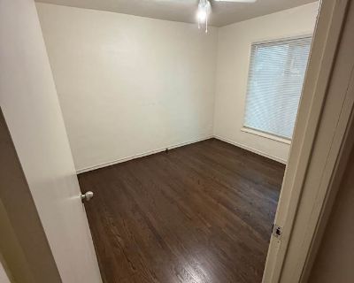 Private room with shared bathroom in an apartment with 1 roomie