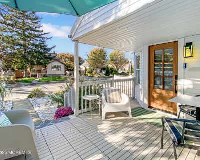 110 Curtis Place. WEEKLY SUMMER RENTAL - Modern coastal retreat less than a mile from the beach; perfect place to relax and unwind near coffee houses, restaurants, shops, parks. Fully equipped coastal dream kitchen with quartz island, laundry, pantry, functional spaces with luxury conveniences. Comfortable bedding,large TVs ,high-speed Wi-Fi for staying connected and streaming entertainment. Se...