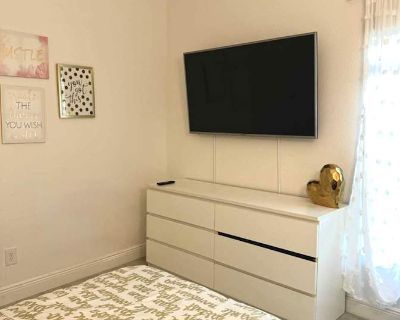 Private room with own bathroom in a House with 1 roomie, Minneola, FL 34715