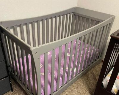 Very nice crib it does not convert into a daybed.
