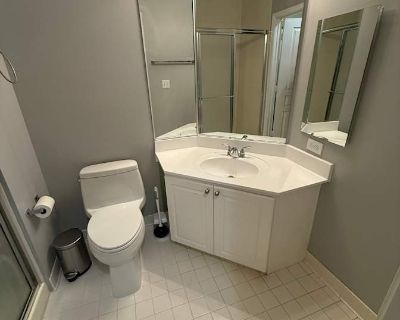Private room with own bathroom in an apartment, Herndon, VA 20170