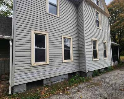 Charming 5-Bedroom Property in Prime Location. Arts and culture along with gorgeous views of Lake Erie make Cleveland a fun place to call home . Patio / balcony Pet friendly 24hr maintenance Parking Recently renovated Concierge Unit Amenities extra storage patio / balcony recently renovated Property Amenities cats allowed dogs allowed pet friendly accepts section 8 concierge parking 24hr mainte...