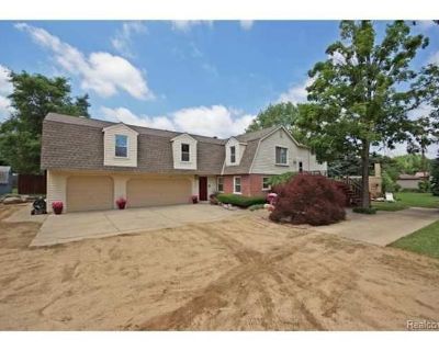 Available on: now. Furnished. Pet friendly. Parking available * Internet included * LGBTQ+ friendly * Dog friendly * Students welcome Mike will require background checks for this room Learn more. Room for Rent in Spacious 6BR Home $400 Bi-Weekly All-Inclusive We re renting out 1 of 2 available bedrooms in a large, welcoming 6-bedroom, 3.5-bath home and are looking for a down-to-earth, respectfu...