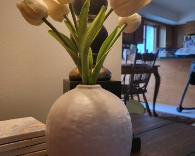 Price drop! White tulips vase