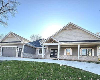 5 Bedroom 3BA 4488 ft Condo For Sale in Lake Geneva, WI