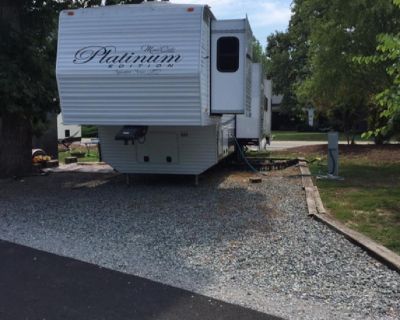 2017 44ft 2 bedroom 4 slideout platinum 5th wheel