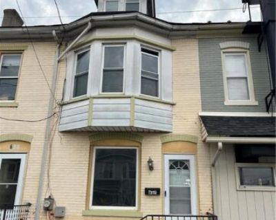 637 Linden St. Welcome to this well-maintained 2-bedroom home featuring a comfortable layout and plenty of space. The first floor offers a bright living room, formal dining room, and a functional kitchen with access to the backyard. Upstairs, you'll find two nicely sized bedrooms and a full bath. A large finished third-floor area provides flexible space for additional living or storage. Home in...