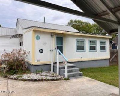 2 Bedroom 2BA 1050 ft Furnished Apartment For Rent in Gulfport, MS