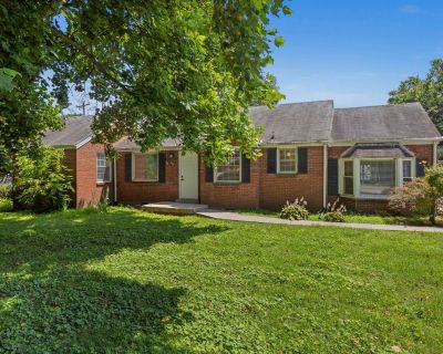 3 Bedroom 2BA 1437 ft Pet-Friendly Single-family home For Rent in Nashville, TN