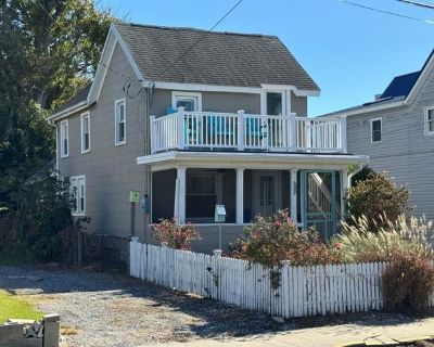 3488 Main St. This beautiful waterview Chincoteague Cottage has great views. Nice second story balcony is a great place to sit and enjoy the sunsets over the bay. Or sit on your front screen room porch and watch the waterfowl and boats going by. Downstairs includes a living room, dining room, and eat in kitchen. Upstairs have two bedrooms, a half bathroom, and connecting sitting room. Marble co...