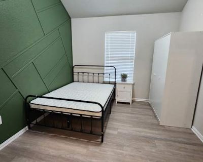Private room with shared bathroom in a House with 1 roomie, Manor, TX 78653