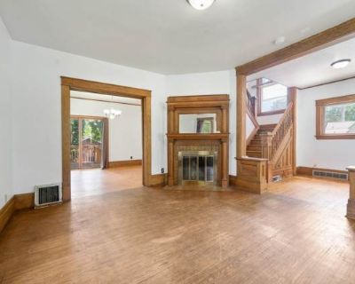 4 Bedroom 2BA 1320 ft Pet-Friendly Apartment For Rent in Cedar Falls, IA