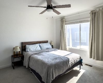 Deposit: $1,175.00 * Utilities included?: No * Fees apply?: No. References are not required. Non-smoking. Furnishings: Furnished * Disabled access: * Living room: shared. Availability Available Now Minimum term 1 month Maximum term None. Master bedroom! Ensuite private bathroom with double vanity and walkin shower. Unfurnished. Mountain views! Third floor. Generous room with spacious walkin clo...