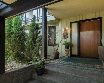 This spacious, completely renovated 4-bedroom, 3-bathroom suite offers 3000 sq ft of luxury living on 2 floors, with 2 private decks and sunroom, and 3500 sq ft of shared exterior decks, providing breathtaking views of the mountains and city. Perfect for families, students, or professionals. The house is ideally located just 3 minutes from a bus stop, with quick access to Camosun College, UVic,...