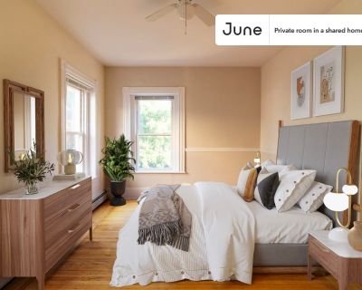 PLEASE NOTE: This is a private room in a shared apartment. You will have your own bedroom and shared common areas (kitchen, bathroom, etc.) with other residents.Queen bedroom in a 4 bedroom / 2 bathroom apartment!This Queen room in Allston is available on a 12 month lease or a flexible short term (31 to 364 days) lease. You pick your custom start and end date. Monthly rent rate is determined by...