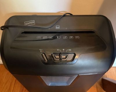Staples 8-Sheet Cross-Cut Paper Shredder
