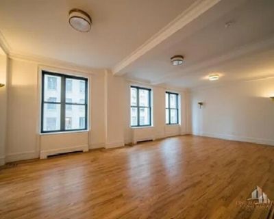 315 Central Park W Apt 6S. Luxurious renovation on this 5 bedroom 4.5 baths duplex apartment. Completely got renovated with high end condo finishes in a rental building on Central Park West.The apartment is facing South and East.The first level has a huge living room and formal dining room facing south, a big eat in kitchen with top of the line appliances , a huge bedroom with an on-suite bathr...