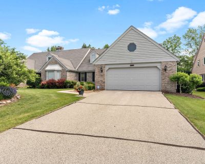 3 Bedroom 2BA 2744 ft Condo For Sale in Mequon, WI