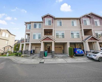 3 Bedroom 2.5BA 2000 ft Pet-Friendly Apartment For Rent in Renton, WA