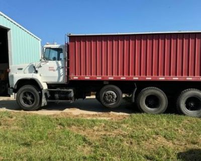 1990 Ford L8000 Grain Truck