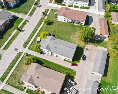 2 Bedroom 1BA 955 ft Single Family House For Rent in Holland, MI