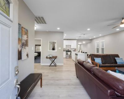 3 Bedroom 2BA 1420 ft² Furnished Home For Rent in Galveston, TX