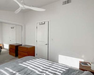 Private room with shared bathroom in a Townhouse with 4 roomies