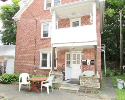 44 Brookside Avenue, U2. Spacious 1 bedroom, 1 bath apartment on the 2nd floor of a well maintained building on the lower east side of town! This beautiful apartment offers a nice layout including an eat-in kitchen, living room, bedroom, plus a bathroom with tub shower. The energy efficient replacement windows and natural gas heat will mean big savings on your heating bills! Tons of natural lig...