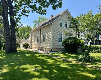 5 Bedroom 2BA 1271 ft Apartment For Rent in Highland Park, IL