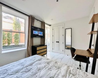 Total rooms: 5. Deposit: $1,150.00 * Utilities included?: Some. References are not required. Non-smoking. Furnishings: Furnished * Parking: No * Garage: No * Yard/patio: No * Balcony/roof terrace: No * Disabled access: No * Living room: shared * Broadband included: Yes. Availability Available Jan 01 2026 Minimum term 1 month Maximum term None. Willoughby Ave #504 w/ mini-backyard (Luxury Buildi...