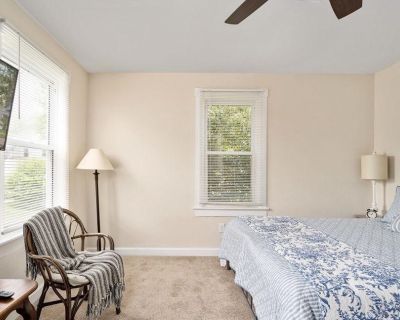 Minimum stay: 1 month. Deposit: 200. Bills included. Age preference: 18 - 70. Available for students. This 2br is just one block from the water. Making it the perfect get-away! Enjoy all river life has to offer. Short-term rental rates available upon request. Contact: mwash2336@gmail.com or (754)282-1038