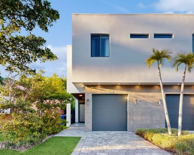 3 Bedroom 3.5BA Pet-Friendly House Vacation Rental in Luxury in Lauderdale, Fort Lauderdale, FL